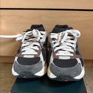 Asics Kids Sneakers in Suede EverGreen, and Brown